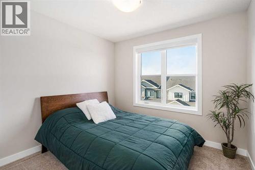 915 Crestridge Common Sw, Calgary, AB - Indoor Photo Showing Bedroom