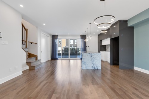 Salon - 366 Rue De Belledonne, Blainville, QC - Indoor