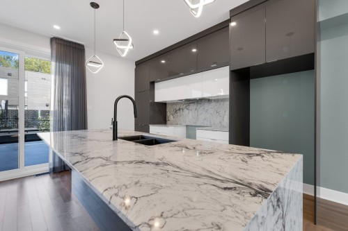 Cuisine - 366 Rue De Belledonne, Blainville, QC - Indoor Photo Showing Kitchen With Double Sink With Upgraded Kitchen