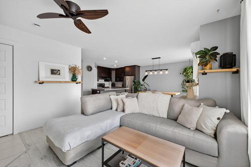Salon - 302-320 Ch. Sanguinet, Saint-Philippe, QC - Indoor Photo Showing Living Room