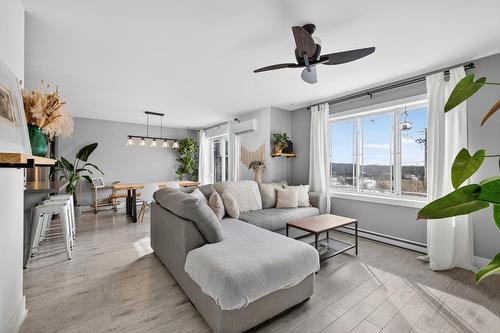 Salon - 302-320 Ch. Sanguinet, Saint-Philippe, QC - Indoor Photo Showing Living Room