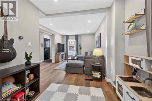 306 Cumberland Avenue, Hamilton, ON - Indoor Photo Showing Living Room