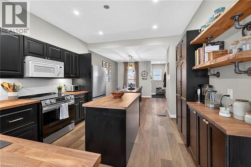306 Cumberland Avenue, Hamilton, ON - Indoor Photo Showing Kitchen With Upgraded Kitchen