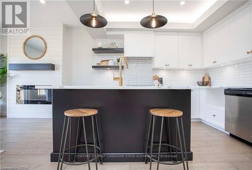19 - 2700 Buroak Drive, London North (North S), ON - Indoor Photo Showing Kitchen With Upgraded Kitchen