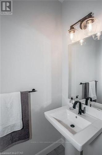 35 - 2700 Buroak Drive, London North (North S), ON - Indoor Photo Showing Bathroom