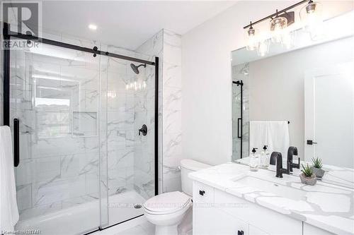 35 - 2700 Buroak Drive, London North (North S), ON - Indoor Photo Showing Bathroom