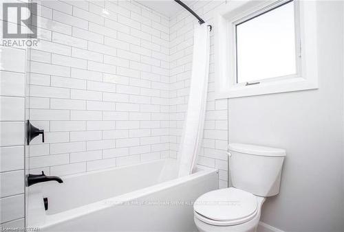 35 - 2700 Buroak Drive, London North (North S), ON - Indoor Photo Showing Bathroom