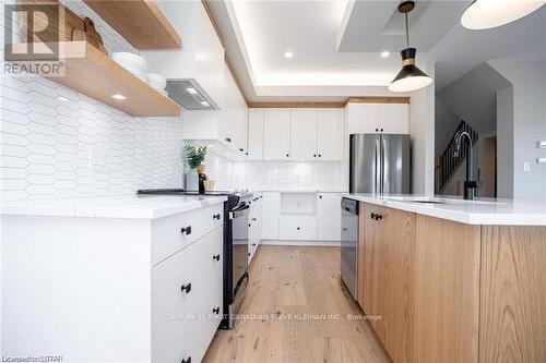 35 - 2700 Buroak Drive, London North (North S), ON - Indoor Photo Showing Kitchen With Upgraded Kitchen