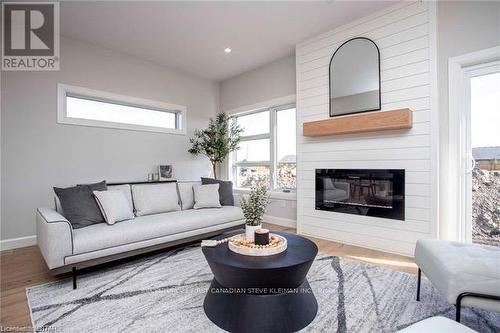 35 - 2700 Buroak Drive, London North (North S), ON - Indoor Photo Showing Living Room With Fireplace