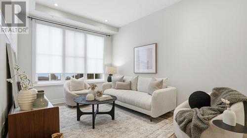 201 - 652 Cricklewood Drive, Mississauga, ON - Indoor Photo Showing Living Room