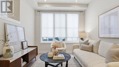 201 - 652 Cricklewood Drive, Mississauga, ON - Indoor Photo Showing Living Room