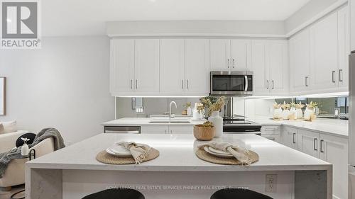 201 - 652 Cricklewood Drive, Mississauga, ON - Indoor Photo Showing Kitchen With Upgraded Kitchen