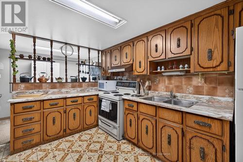 2305 Delkus Crescent, Mississauga, ON - Indoor Photo Showing Kitchen With Double Sink