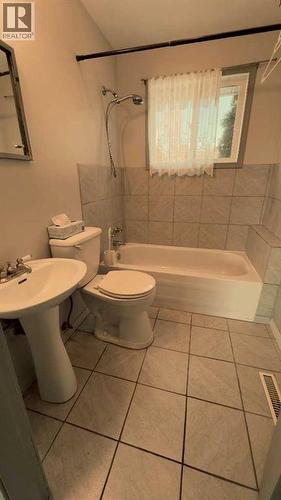 1509 10A Street, Wainwright, AB - Indoor Photo Showing Bathroom