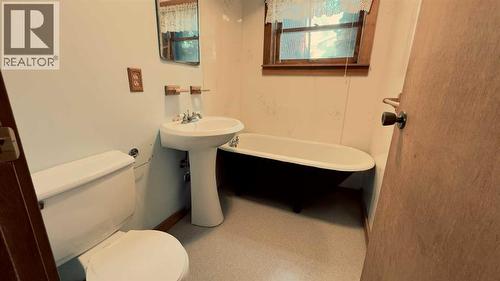 1509 10A Street, Wainwright, AB - Indoor Photo Showing Bathroom