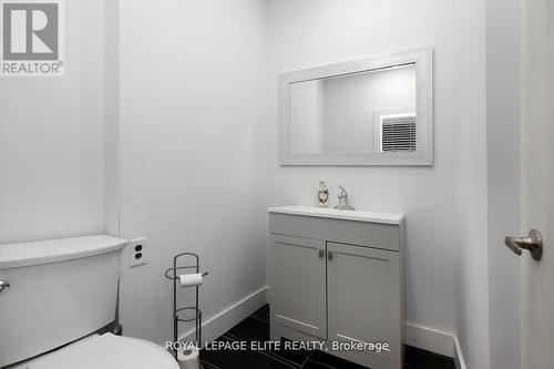 18-20 Reuben Street, Aurora, ON - Indoor Photo Showing Bathroom