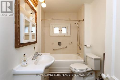 18-20 Reuben Street, Aurora, ON - Indoor Photo Showing Bathroom