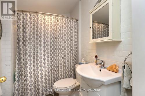 18-20 Reuben Street, Aurora, ON - Indoor Photo Showing Bathroom