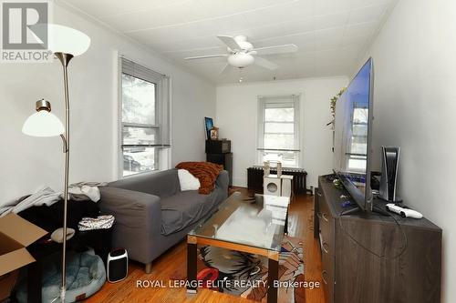 18-20 Reuben Street, Aurora, ON - Indoor Photo Showing Living Room