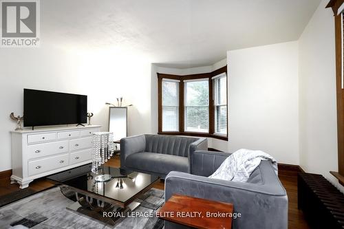 18-20 Reuben Street, Aurora, ON - Indoor Photo Showing Living Room