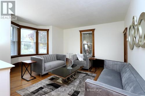 18-20 Reuben Street, Aurora, ON - Indoor Photo Showing Living Room