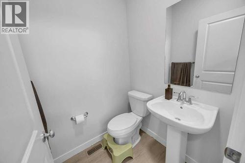 1612 Rangeview Drive Se, Calgary, AB - Indoor Photo Showing Bathroom