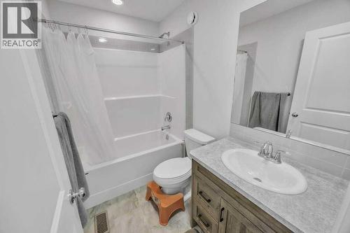1612 Rangeview Drive Se, Calgary, AB - Indoor Photo Showing Bathroom