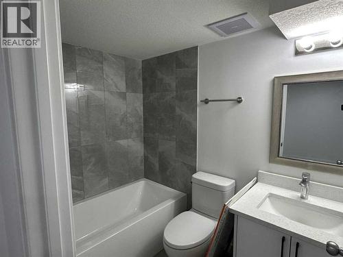 1612 Rangeview Drive Se, Calgary, AB - Indoor Photo Showing Bathroom