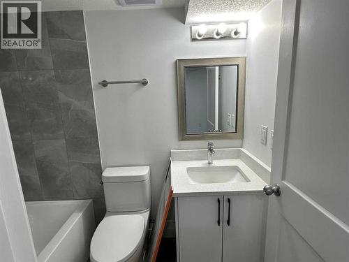 1612 Rangeview Drive Se, Calgary, AB - Indoor Photo Showing Bathroom
