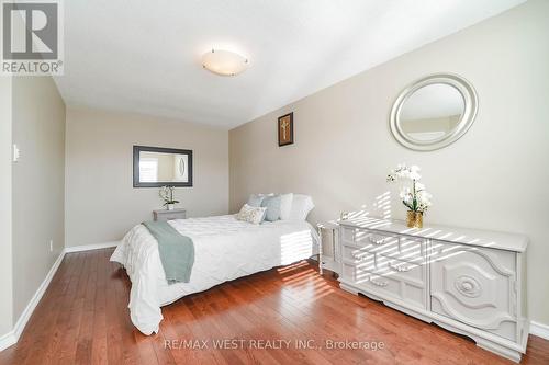 401 Laurentian Avenue, Mississauga, ON - Indoor Photo Showing Bedroom