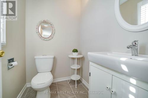401 Laurentian Avenue, Mississauga, ON - Indoor Photo Showing Bathroom