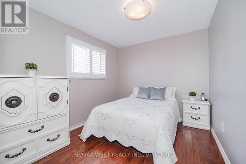 401 Laurentian Avenue, Mississauga, ON - Indoor Photo Showing Bedroom