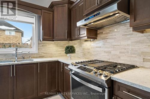 1321 Inglehart Drive, Burlington, ON - Indoor Photo Showing Kitchen With Double Sink With Upgraded Kitchen