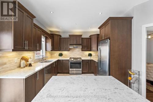 1321 Inglehart Drive, Burlington, ON - Indoor Photo Showing Kitchen With Double Sink With Upgraded Kitchen