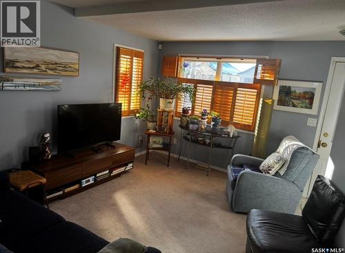 916 4Th Avenue N, Saskatoon, SK - Indoor Photo Showing Living Room