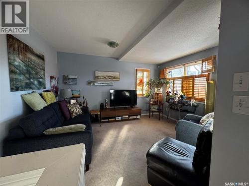 916 4Th Avenue N, Saskatoon, SK - Indoor Photo Showing Living Room