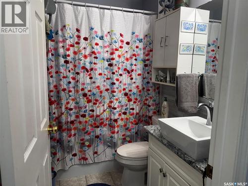 916 4Th Avenue N, Saskatoon, SK - Indoor Photo Showing Bathroom