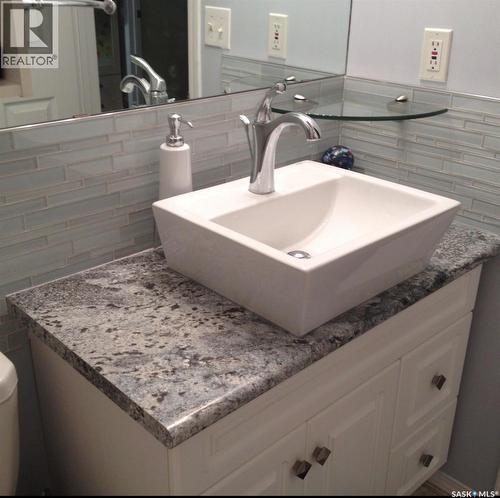 916 4Th Avenue N, Saskatoon, SK - Indoor Photo Showing Bathroom