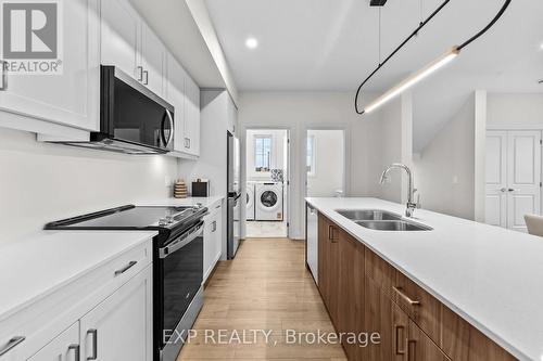 10 - 2605 Kettering Place, London South (South U), ON - Indoor Photo Showing Kitchen With Double Sink With Upgraded Kitchen