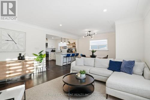 2347 Sharron Street, Burlington, ON - Indoor Photo Showing Living Room