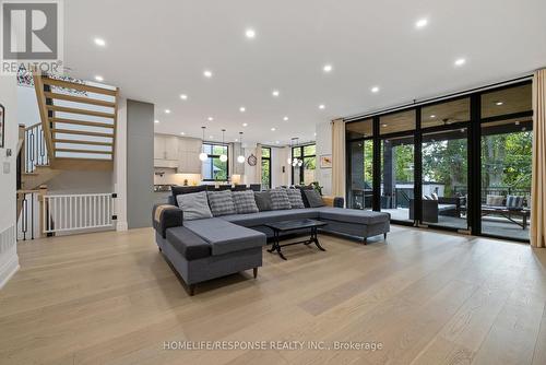 2110 Courtland Crescent, Mississauga, ON - Indoor Photo Showing Living Room