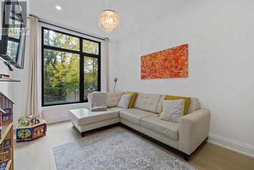 2110 Courtland Crescent, Mississauga, ON - Indoor Photo Showing Living Room