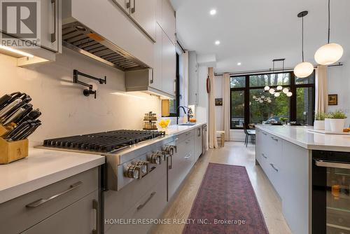 2110 Courtland Crescent, Mississauga, ON - Indoor Photo Showing Kitchen With Upgraded Kitchen