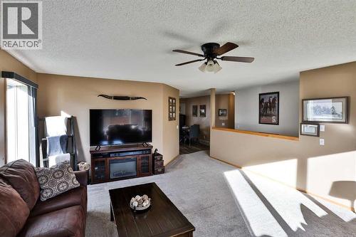 105 Aspen Way, Vulcan, AB - Indoor Photo Showing Living Room