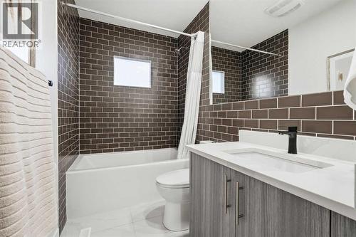 4 pc bathroom on main floor - 711 101 Avenue Sw, Calgary, AB - Indoor Photo Showing Bathroom