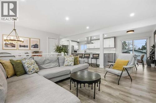 711 101 Avenue Sw, Calgary, AB - Indoor Photo Showing Living Room