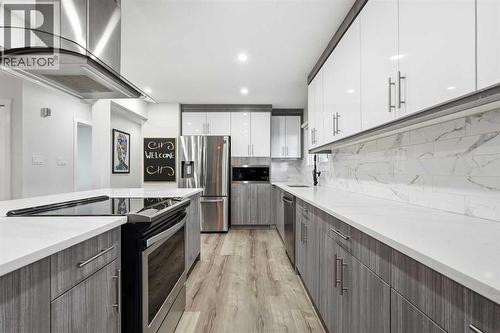 711 101 Avenue Sw, Calgary, AB - Indoor Photo Showing Kitchen With Upgraded Kitchen