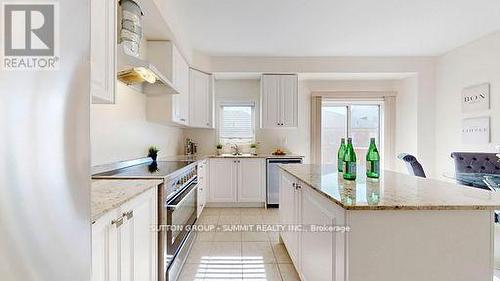 3964 Thomas Alton Boulevard, Burlington, ON - Indoor Photo Showing Kitchen With Upgraded Kitchen