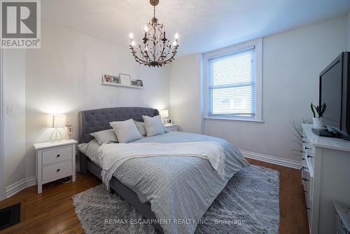 35 Murray Street, Brantford, ON - Indoor Photo Showing Bedroom