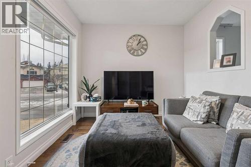 328 Douglas Glen Heath Se, Calgary, AB - Indoor Photo Showing Living Room